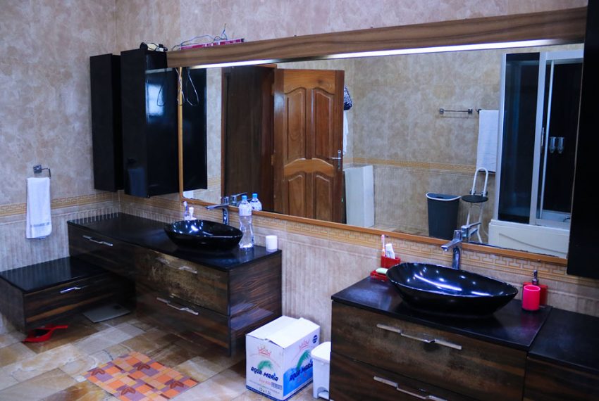 Villa de prestige avec piscine à vendre au Togo – Lomé à baguida
